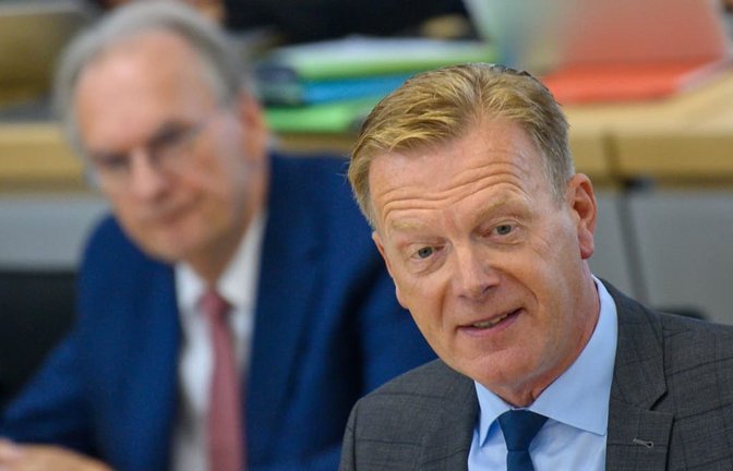 Zu Zeiten von Ministerpräsident Haseloff (Hintergrund) galt der Abgeordnete Ulrich Thomas noch selbst als Kritiker der Brandmauer – nun beleidigt er einen scheidenden Parteikollegen.<span class='image-autor'>Klaus-Dietmar Gabbert/dpa</span>