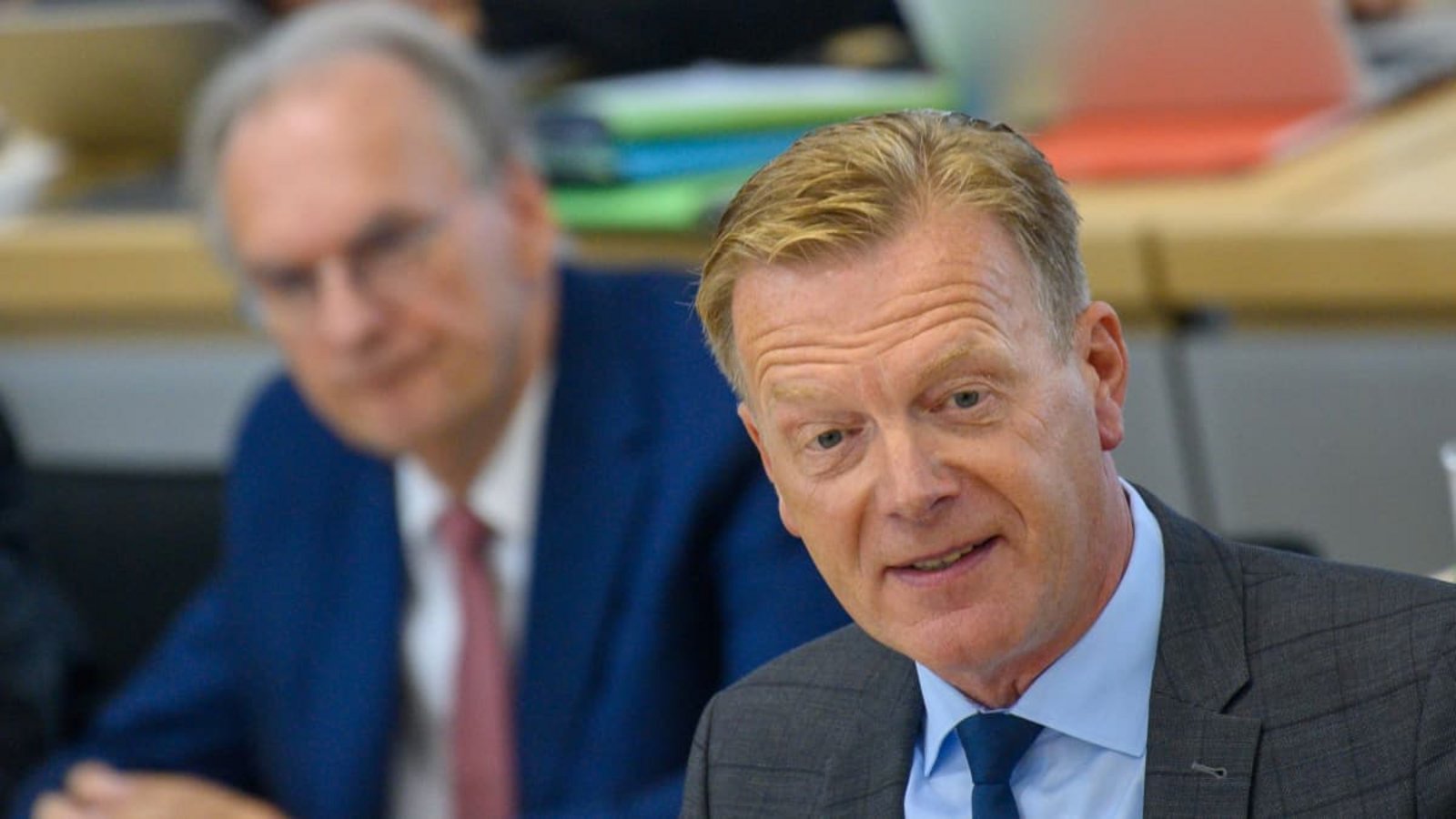 Zu Zeiten von Ministerpräsident Haseloff (Hintergrund) galt der Abgeordnete Ulrich Thomas noch selbst als Kritiker der Brandmauer – nun beleidigt er einen scheidenden Parteikollegen.Klaus-Dietmar Gabbert/dpa Zu Zeiten von Ministerpräsident Haseloff (Hintergrund) galt der Abgeordnete Ulrich Thomas noch selbst als Kritiker der Brandmauer – nun beleidigt er einen scheidenden Parteikollegen.Klaus-Dietmar Gabbert/dpa