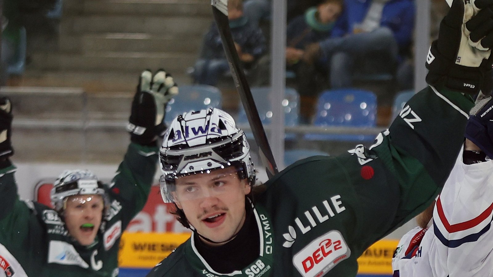 Brett Kemp sichert den Steelers mit seinem Treffer in der Verlängerung den Heimerfolg gegen Bad Nauheim. Foto: Baumann Brett Kemp sichert den Steelers mit seinem Treffer in der Verlängerung den Heimerfolg gegen Bad Nauheim. Foto: Baumann