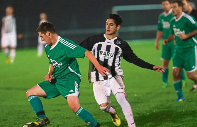 Julian Krauth (links) hat mit dem SV Iptingen gestern Abend das Nachholspiel gegen Enzweihingen (rechts Cihat Aytac) verloren. Foto: Küppers