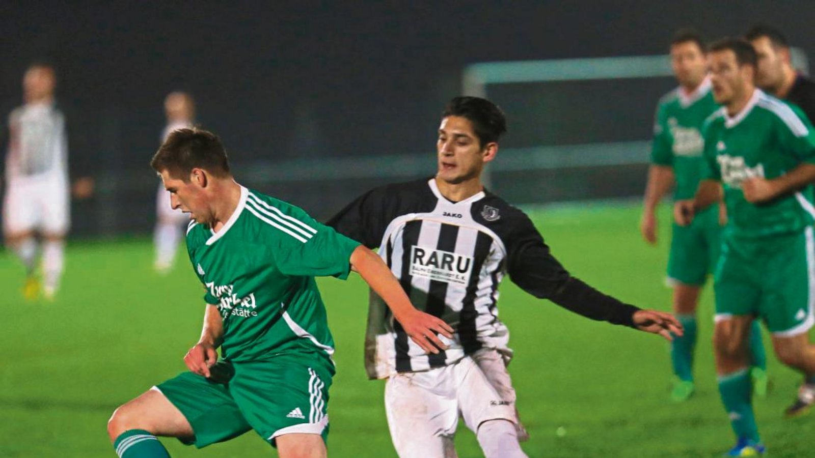 Julian Krauth (links) hat mit dem SV Iptingen gestern Abend das Nachholspiel gegen Enzweihingen (rechts Cihat Aytac) verloren. Foto: Küppers Julian Krauth (links) hat mit dem SV Iptingen gestern Abend das Nachholspiel gegen Enzweihingen (rechts Cihat Aytac) verloren. Foto: Küppers