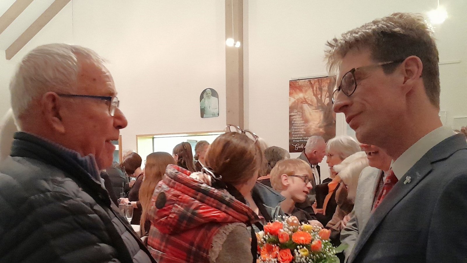 Herzliches Willkommen: Viele Gemeindemitglieder wollen Pfarrer Markus Epting (rechts) zur Begrüßung die Hand schütteln.  Foto: Filitz