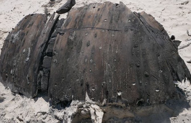 Ein Teil eines rund 300 Jahre alten Schiffswracks liegt am Strand der Nordseeinsel. Das niederländische Holzschiff stammt wohl aus dem 17. oder 18. Jahrhundert.<span class='image-autor'>Sebastian Schatz/Ostfriesische Landschaft/dpa</span>