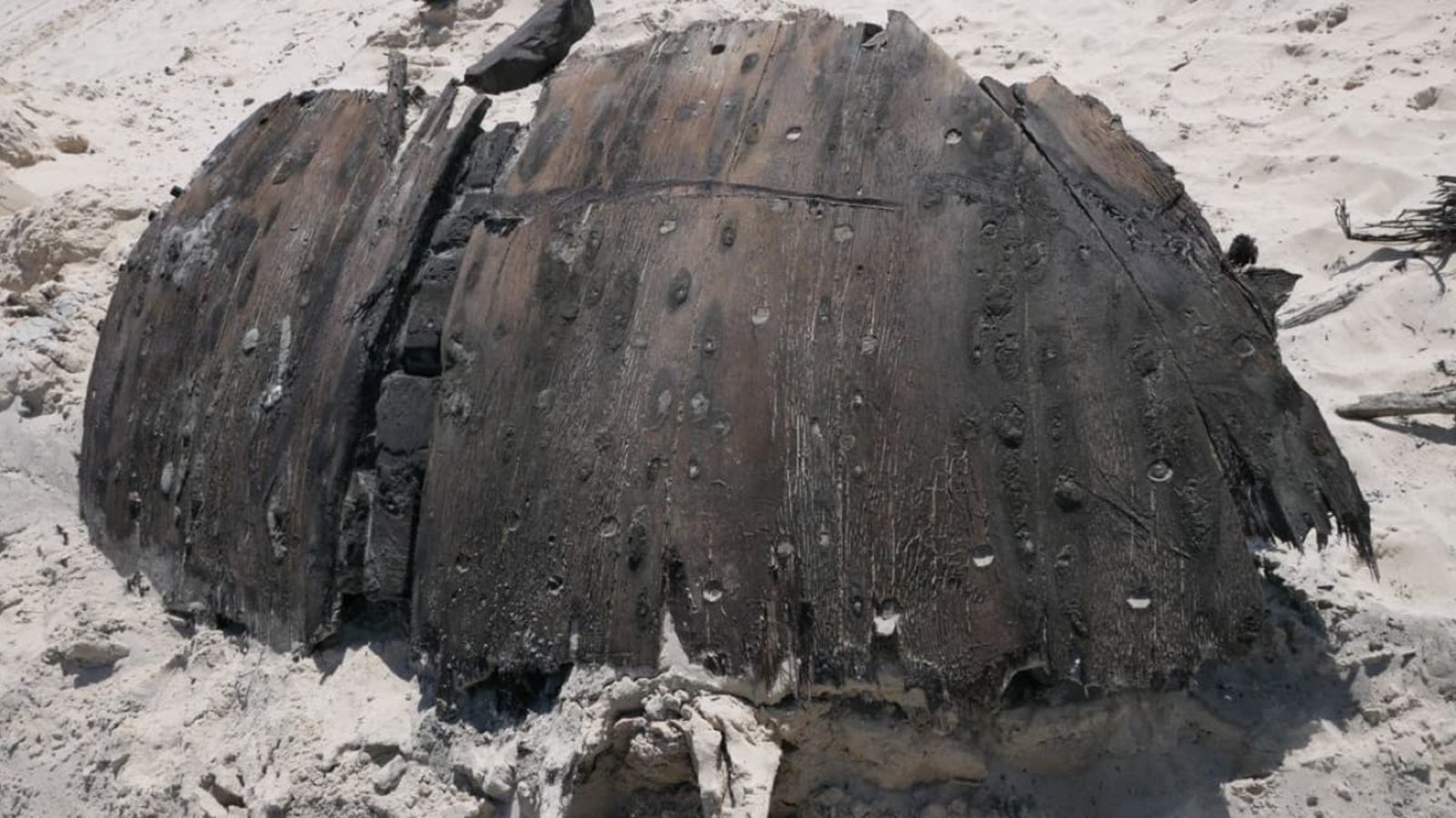 Ein Teil eines rund 300 Jahre alten Schiffswracks liegt am Strand der Nordseeinsel. Das niederländische Holzschiff stammt wohl aus dem 17. oder 18. Jahrhundert.Sebastian Schatz/Ostfriesische Landschaft/dpa Ein Teil eines rund 300 Jahre alten Schiffswracks liegt am Strand der Nordseeinsel. Das niederländische Holzschiff stammt wohl aus dem 17. oder 18. Jahrhundert.Sebastian Schatz/Ostfriesische Landschaft/dpa