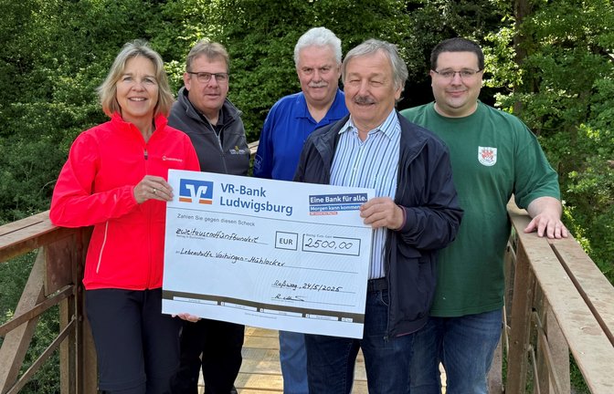 Bei der Eröffnung des Enzstegs zwischen Mühlhausen und Roßwag ist Mitte Mai nicht nur mit bester Laune gefeiert worden, sondern es wurde fleißig gegessen, getrunken und auch die verwitterten Eichenbohlen, die bis zur Sanierung auf dem Steg lagen, wechselten den Besitzer. Insgesamt sind bei dem Fest 2500 Euro an Spenden zusammen gekommen. Der Erlös solle der Lebenshilfe Vaihingen-Mühlacker zugutekommen, so hatte es Roßwags Ortsvorsteher Rolf Allmendinger (rechts vorne) angekündigt. Und jetzt wurde die Spende an Sandra Sailer, Vorsitzende der Lebenshilfe Vaihingen-Mühlacker, übergeben – natürlich auf dem Enzsteg. Mit dabei waren (von links) Mathias Gommel, Erich Bürle und Tobias Kärcher. <span class='image-autor'>Foto: pv</span>