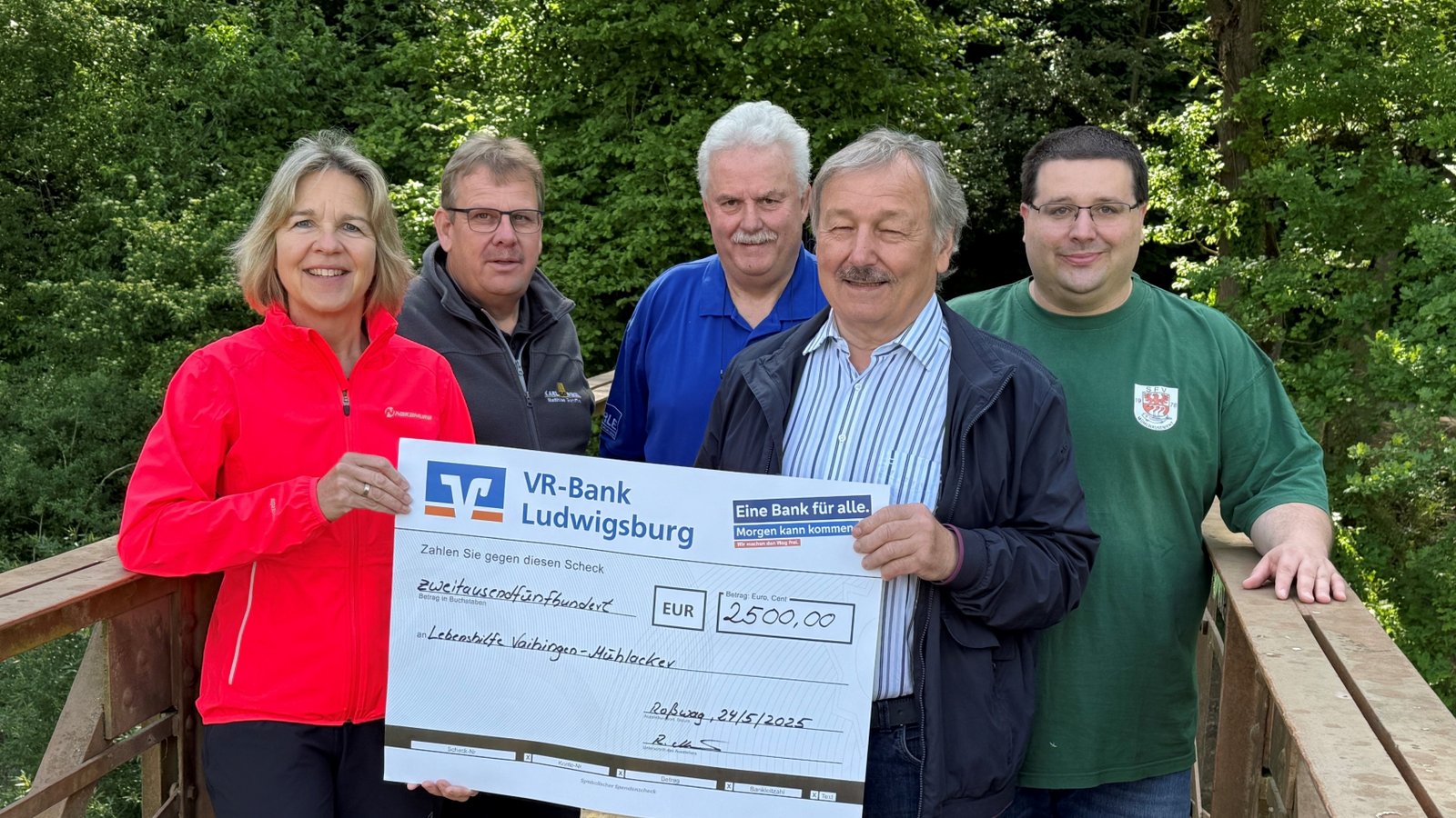 Bei der Eröffnung des Enzstegs zwischen Mühlhausen und Roßwag ist Mitte Mai nicht nur mit bester Laune gefeiert worden, sondern es wurde fleißig gegessen, getrunken und auch die verwitterten Eichenbohlen, die bis zur Sanierung auf dem Steg lagen, wechselten den Besitzer. Insgesamt sind bei dem Fest 2500 Euro an Spenden zusammen gekommen. Der Erlös solle der Lebenshilfe Vaihingen-Mühlacker zugutekommen, so hatte es Roßwags Ortsvorsteher Rolf Allmendinger (rechts vorne) angekündigt. Und jetzt wurde die Spende an Sandra Sailer, Vorsitzende der Lebenshilfe Vaihingen-Mühlacker, übergeben – natürlich auf dem Enzsteg. Mit dabei waren (von links) Mathias Gommel, Erich Bürle und Tobias Kärcher. Foto: pv