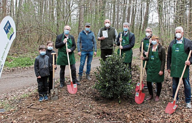 Baumpflanzung im Nussdorfer Wald (von links, nach den Kindern beginnend): Jürgen Vogt, Erster Landesbeamter Landratsamt Ludwigsburg, Andreas Beck, Gemeinderat Eberdingen, Karl-Wilhelm Röhm, Vorsitzender der Schutzgemeinschaft Deutscher Wald (SDW) in Baden-Württemberg, Steffen Bilger, parlamentarischer Staatssekretär beim Bundesminister für Verkehr und digitale Infrastruktur, Reinhold Sczuka, stellvertretender Landesvorsitzender der SDW, Johanna Eich, 7. baden-württembergische Waldkönigin, und Peter Schäfer, Bürgermeister der Gemeinde Eberdingen und Vorsitzender des SDW-Kreisverbandes Ludwigsburg. Foto: Bögel