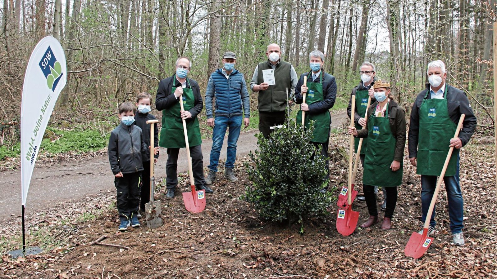 Baumpflanzung im Nussdorfer Wald (von links, nach den Kindern beginnend): Jürgen Vogt, Erster Landesbeamter Landratsamt Ludwigsburg, Andreas Beck, Gemeinderat Eberdingen, Karl-Wilhelm Röhm, Vorsitzender der Schutzgemeinschaft Deutscher Wald (SDW) in Baden-Württemberg, Steffen Bilger, parlamentarischer Staatssekretär beim Bundesminister für Verkehr und digitale Infrastruktur, Reinhold Sczuka, stellvertretender Landesvorsitzender der SDW, Johanna Eich, 7. baden-württembergische Waldkönigin, und Peter Schäfer, Bürgermeister der Gemeinde Eberdingen und Vorsitzender des SDW-Kreisverbandes Ludwigsburg. Foto: Bögel