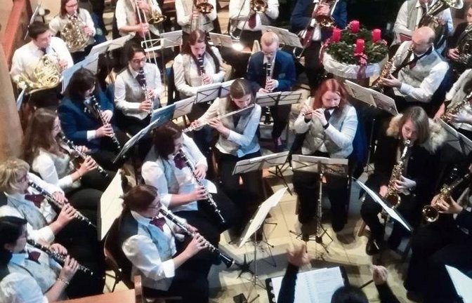 In der Liebfrauenkirche gilt es zusammenzurücken: Der MV Ochsenbach spielt dicht bestuhlt sein „Konzert im Advent“.  Foto: p