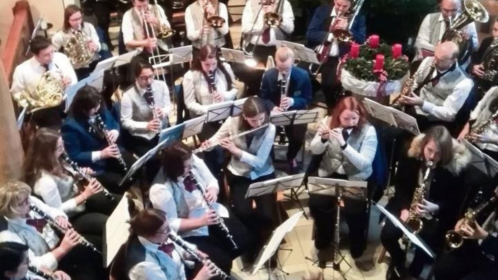 In der Liebfrauenkirche gilt es zusammenzurücken: Der MV Ochsenbach spielt dicht bestuhlt sein „Konzert im Advent“. Foto: p In der Liebfrauenkirche gilt es zusammenzurücken: Der MV Ochsenbach spielt dicht bestuhlt sein „Konzert im Advent“. Foto: p