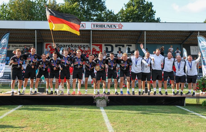 Nach der Enttäuschung über die Niederlage im EM-Finale überwog beim deutschen Team doch die Freude über den Gewinn der Silbermedaille.  <span class='image-autor'>Foto: Deutsche Faustball Liga/Spille</span>