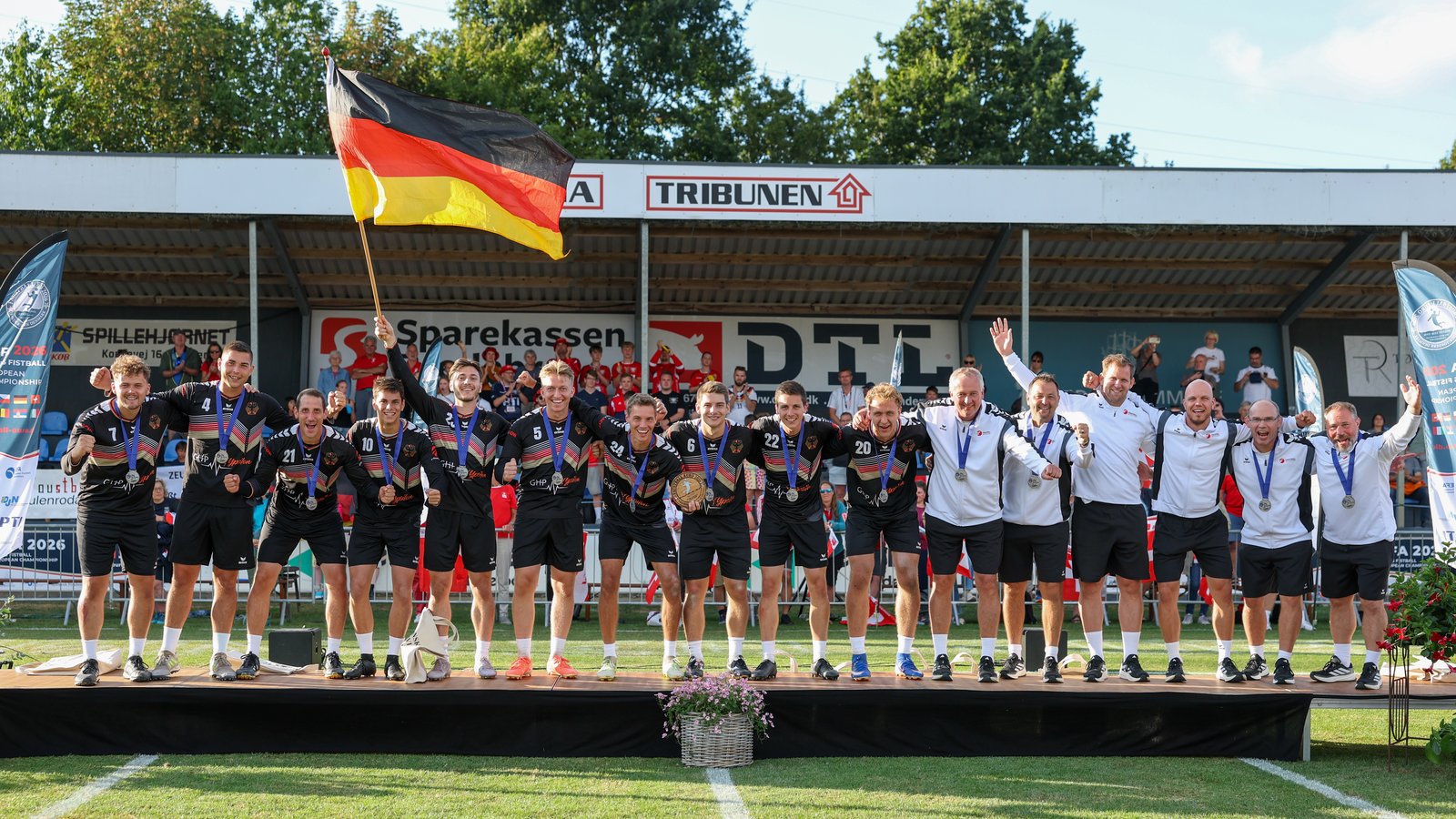 Nach der Enttäuschung über die Niederlage im EM-Finale überwog beim deutschen Team doch die Freude über den Gewinn der Silbermedaille. Foto: Deutsche Faustball Liga/Spille Nach der Enttäuschung über die Niederlage im EM-Finale überwog beim deutschen Team doch die Freude über den Gewinn der Silbermedaille. Foto: Deutsche Faustball Liga/Spille