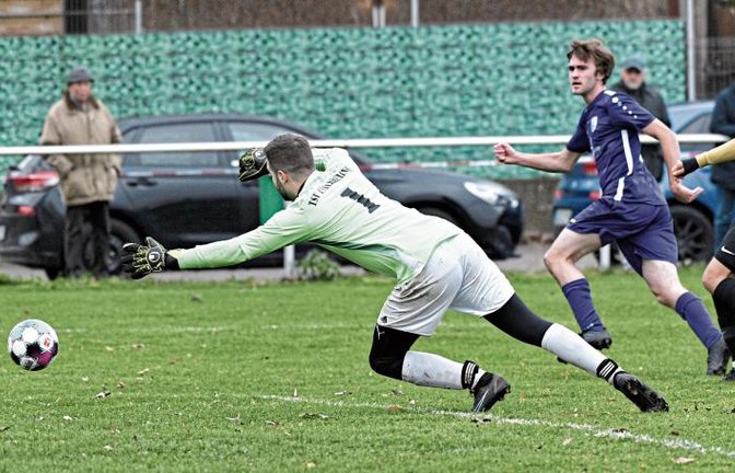 Luca Fuchs (Mitte) von der SGM Roßwag/Mühlhausen schiebt in der neunten Minute den Ball an Riexingens Torwart Manuel Bergamotto (links) zur 1:0-Führung ein. Foto: Leitner