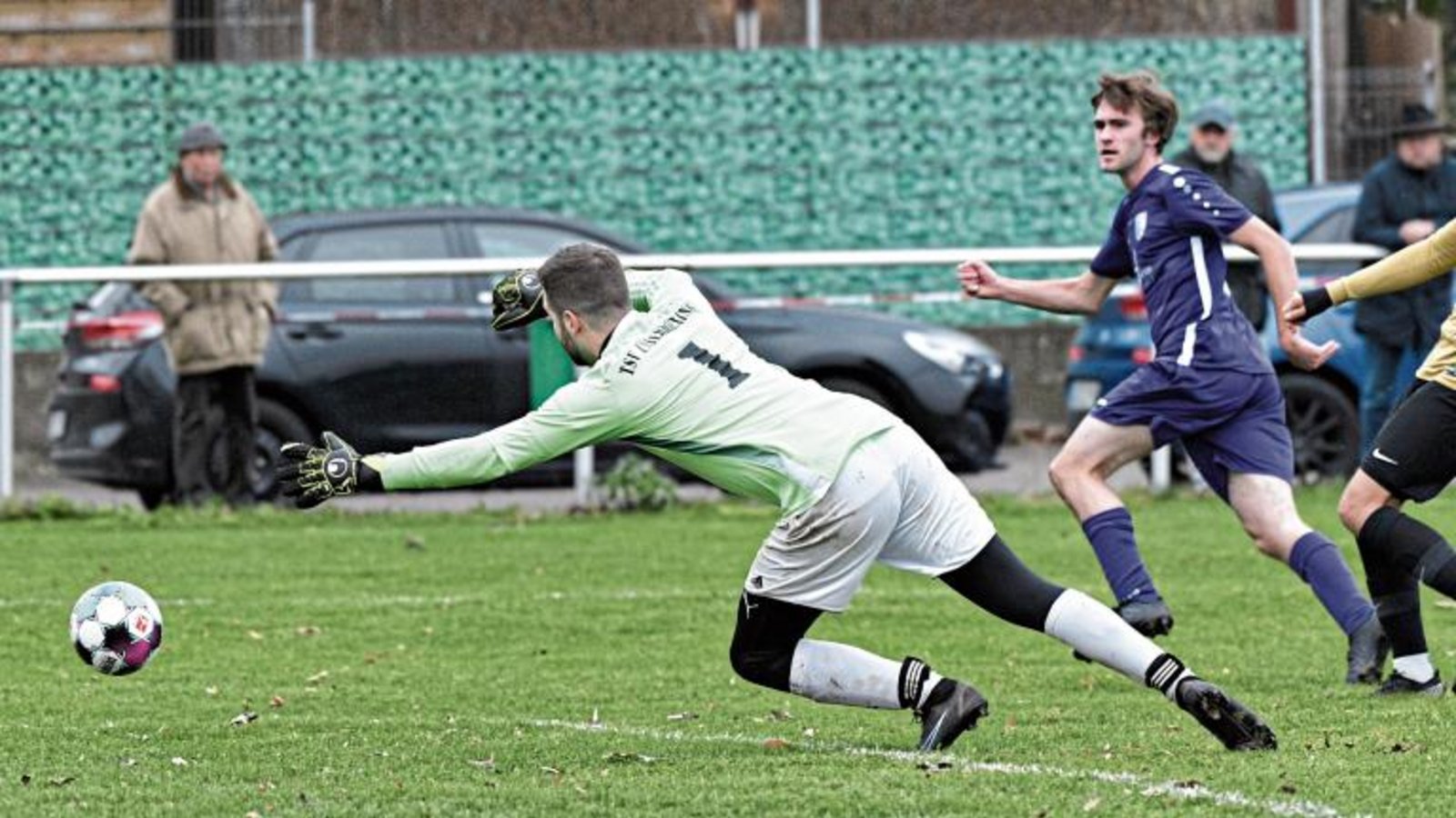 Luca Fuchs (Mitte) von der SGM Roßwag/Mühlhausen schiebt in der neunten Minute den Ball an Riexingens Torwart Manuel Bergamotto (links) zur 1:0-Führung ein. Foto: Leitner Luca Fuchs (Mitte) von der SGM Roßwag/Mühlhausen schiebt in der neunten Minute den Ball an Riexingens Torwart Manuel Bergamotto (links) zur 1:0-Führung ein. Foto: Leitner