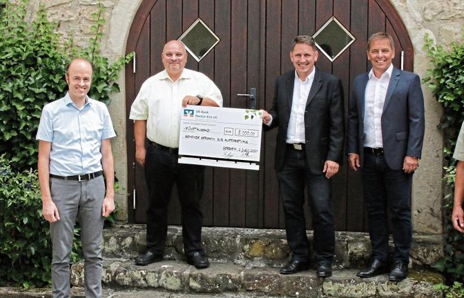Spendenübergabe in Sersheim (von links): Michael Nill, Chef des Fachbereichs Forsten, Kämmerer Matthias Hirner, Bürgermeister Jürgen Scholz, Roland Görgens, Helmut Kilger und Revierförster Bernd Renner. Foto: Bögel