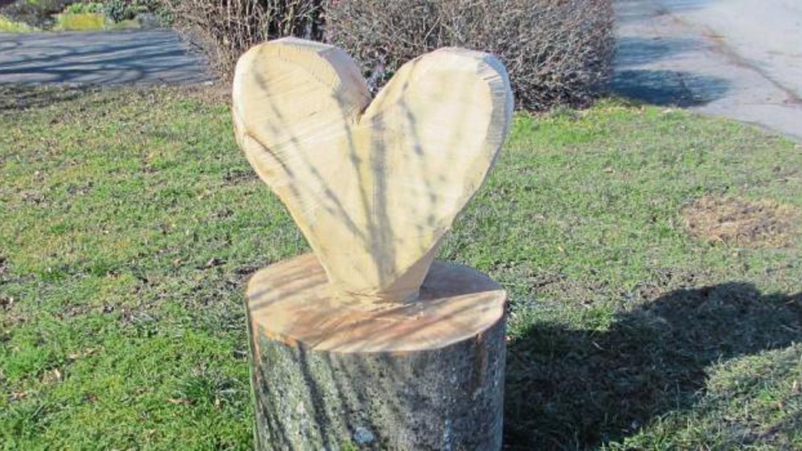 Ein herrlicher Anblick für jeden Spaziergänger, schreibt Friedbert Rößler zu diesem Holzherz aus Enzweihingen. Ein herrlicher Anblick für jeden Spaziergänger, schreibt Friedbert Rößler zu diesem Holzherz aus Enzweihingen.