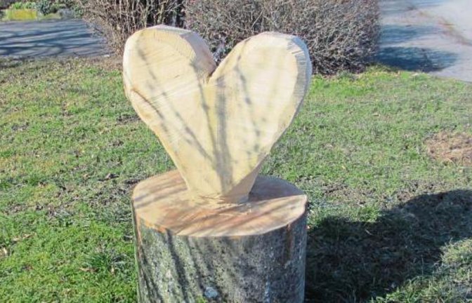 Ein herrlicher Anblick für jeden Spaziergänger, schreibt Friedbert Rößler zu diesem Holzherz aus Enzweihingen.