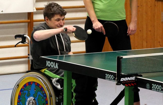 Rainer Ehmann (SV Eltingen) zeigt an der Seite seiner Teampartnerin Katharina Mähring, dass man in der Großglattbacher Halle auch im Rollstuhl Tischtennis spielen kann. <span class='image-autor'>Fotos: Küppers</span>