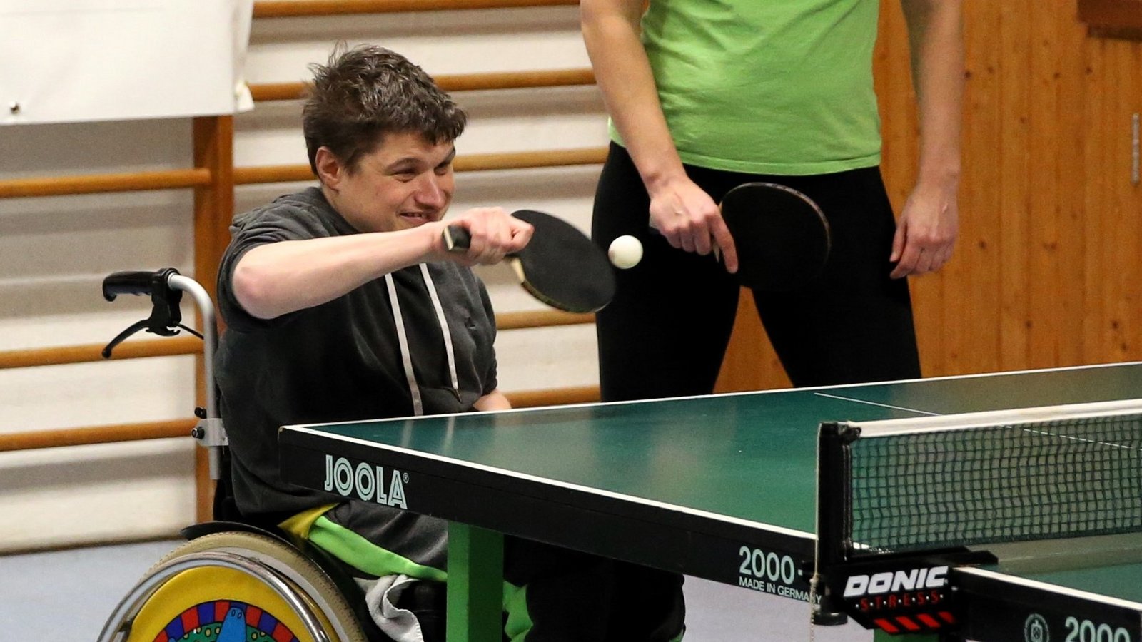 Rainer Ehmann (SV Eltingen) zeigt an der Seite seiner Teampartnerin Katharina Mähring, dass man in der Großglattbacher Halle auch im Rollstuhl Tischtennis spielen kann. Fotos: Küppers
