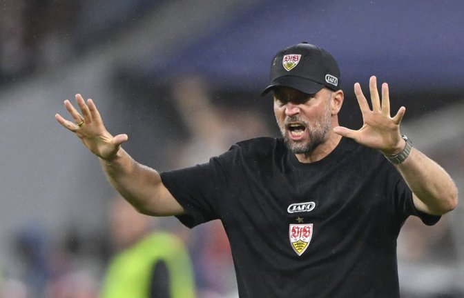 Der VfB-Trainer Sebastian Hoeneß ist während des Spiels in München hin- und hergerissen.<span class='image-autor'>IMAGO/Michael Weber</span>