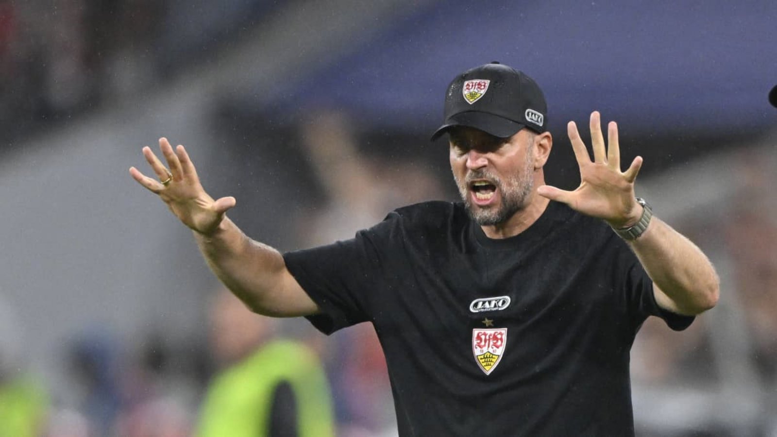 Der VfB-Trainer Sebastian Hoeneß ist während des Spiels in München hin- und hergerissen.IMAGO/Michael Weber