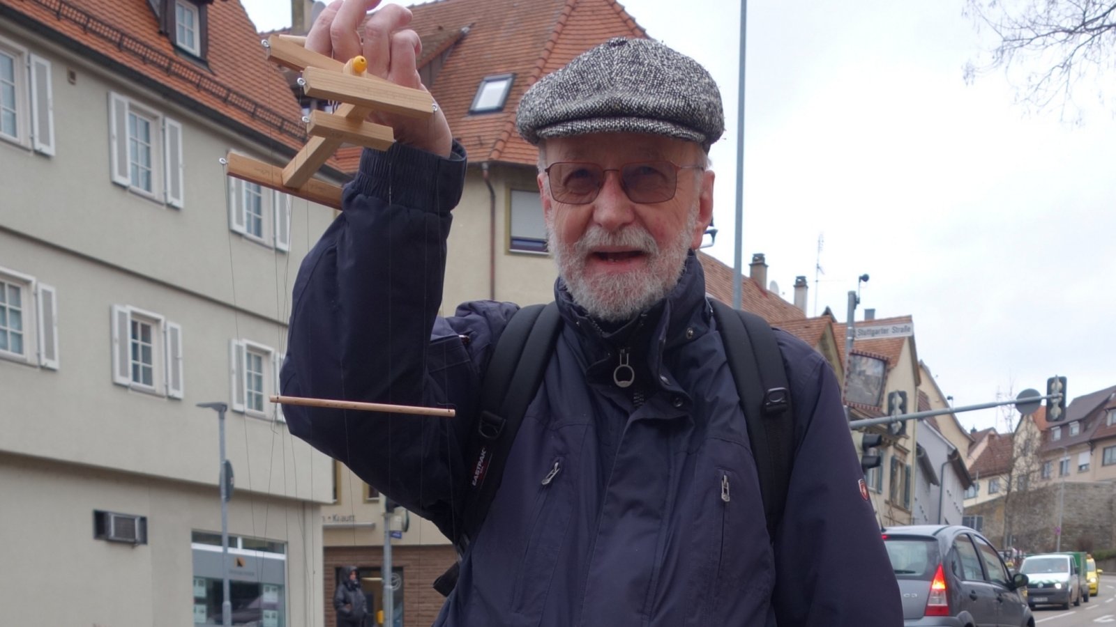 Nette Begegnung am Mittag in Vaihingen: „Tamino, in einer windigen Zeit auf dem Weg zu Pamina in der Seniorenresidenz. Er will unbedingt singen, obwohl ihm die Stimme fehlt. Er meint, das soll der Strippenzieher übernehmen“, erklärt Hartmut Nendel zu seiner Marionette, die einst im Bürger-Treff entstand.  Foto: Rücker