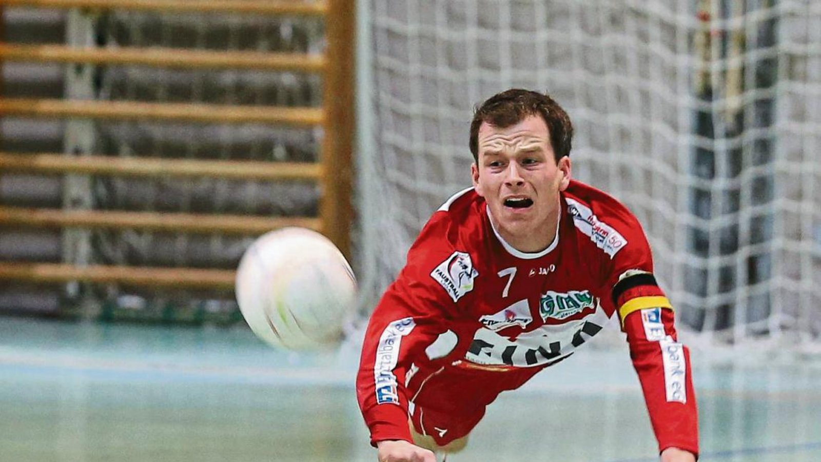Voller Einsatz: Marco Lochmahr holt diesen Ball noch heraus. Beim Elite-Turnier in Sargans erkämpfte sich der TVV Rang zwei. Foto: Küppers Voller Einsatz: Marco Lochmahr holt diesen Ball noch heraus. Beim Elite-Turnier in Sargans erkämpfte sich der TVV Rang zwei. Foto: Küppers