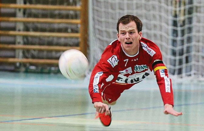 Voller Einsatz: Marco Lochmahr holt diesen Ball noch heraus. Beim Elite-Turnier in Sargans erkämpfte sich der TVV Rang zwei. Foto: Küppers