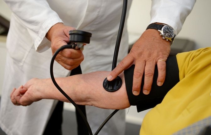 Ein Hausarzt misst in seiner Praxis einer Patientin den Blutdruck<span class='image-autor'>Foto: dpa/Bernd Weißbrod</span>