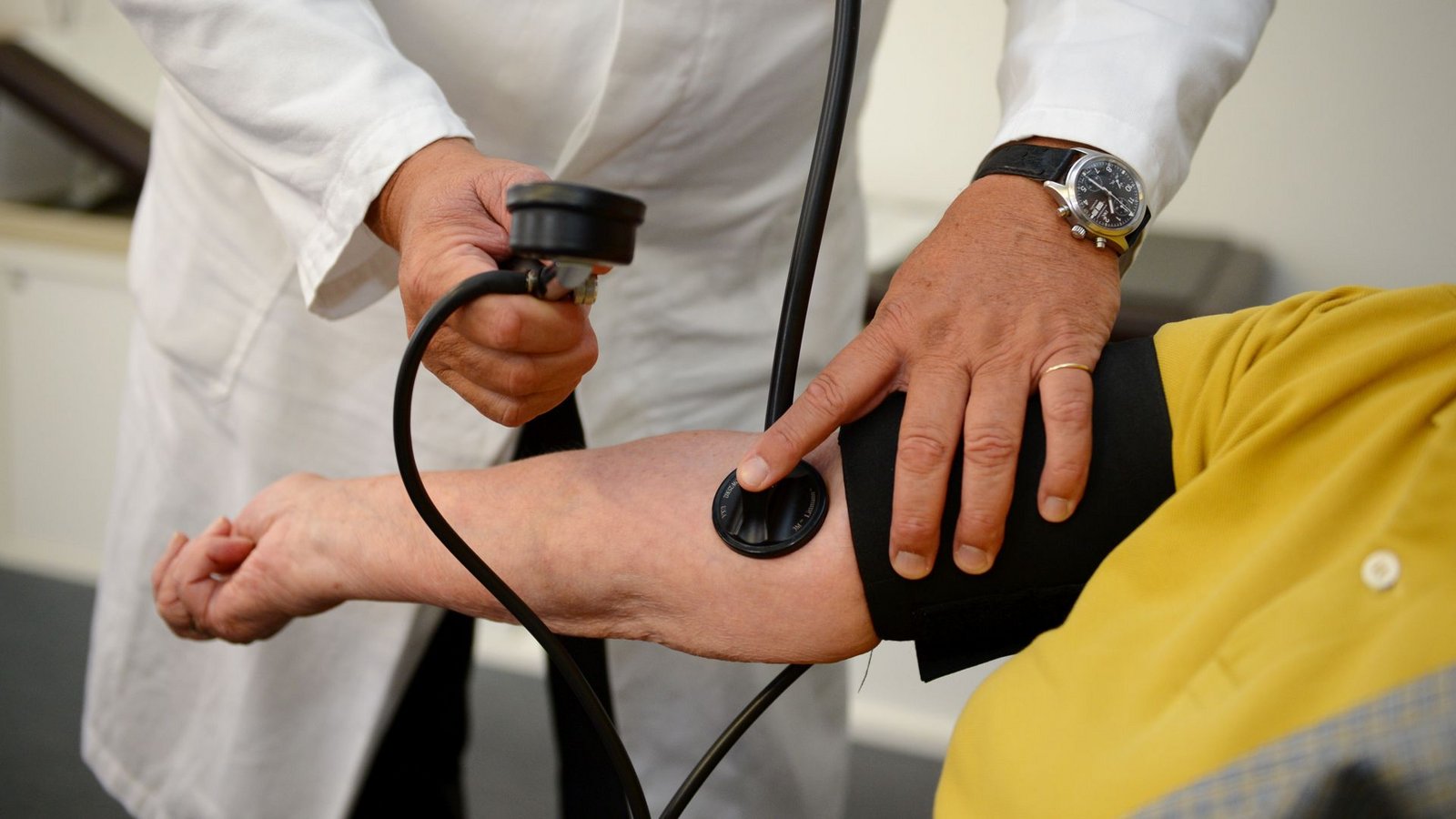 Ein Hausarzt misst in seiner Praxis einer Patientin den BlutdruckFoto: dpa/Bernd Weißbrod Ein Hausarzt misst in seiner Praxis einer Patientin den BlutdruckFoto: dpa/Bernd Weißbrod