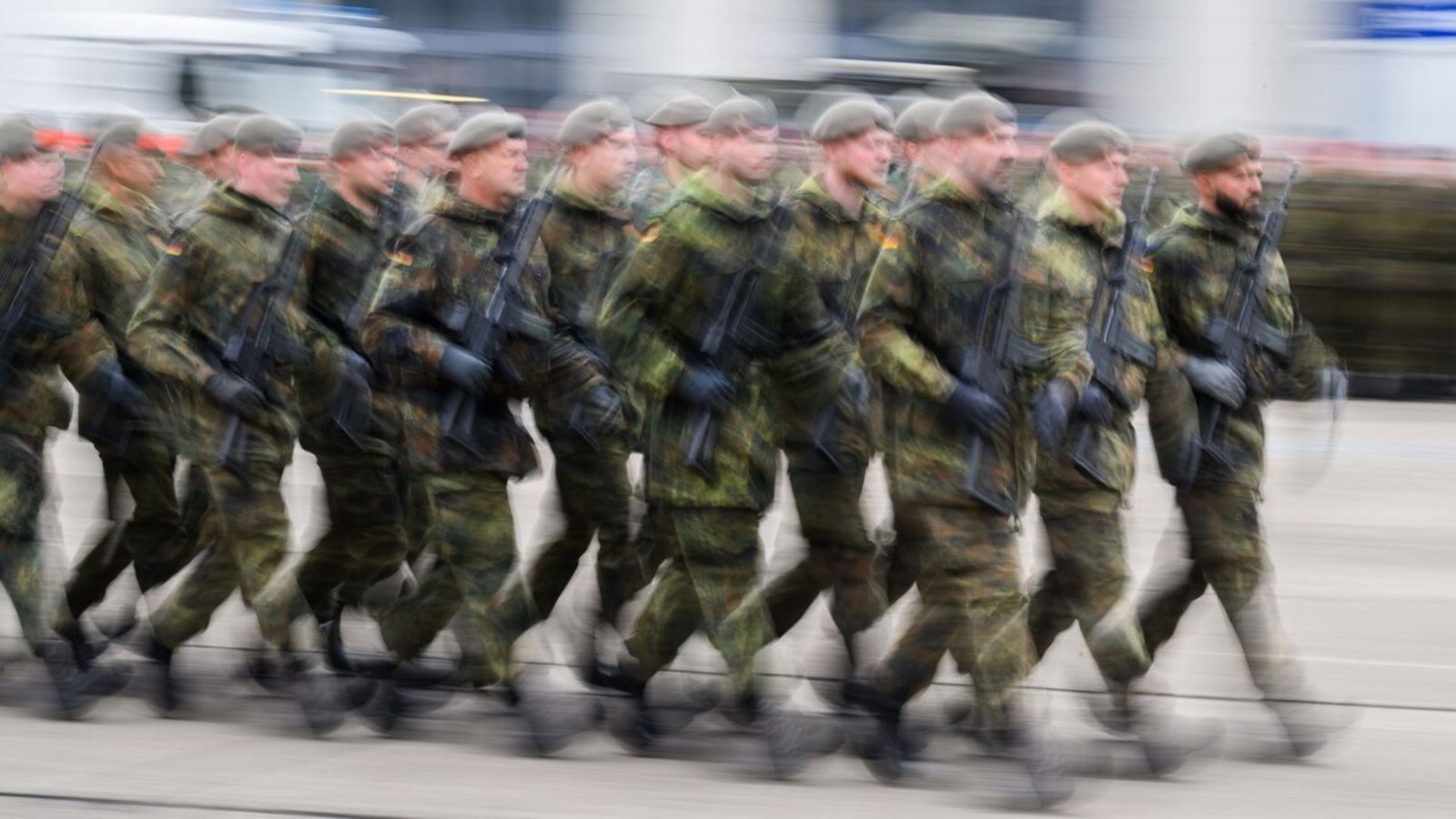 Soldaten marschieren auf: Reicht der freiwillige Wehrdienst, damit es am Ende genug sind, um das Land zu verteidigen?Foto: dpa Soldaten marschieren auf: Reicht der freiwillige Wehrdienst, damit es am Ende genug sind, um das Land zu verteidigen?Foto: dpa