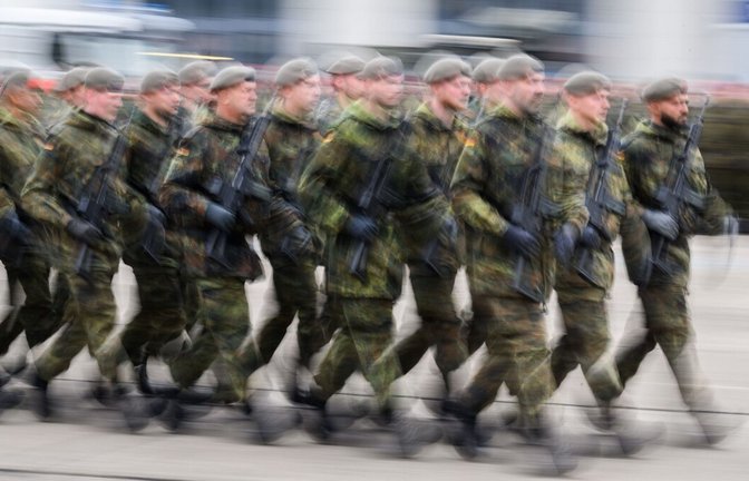 Soldaten marschieren auf: Reicht der freiwillige Wehrdienst, damit es am Ende genug sind, um das Land zu verteidigen?<span class='image-autor'>Foto: dpa</span>