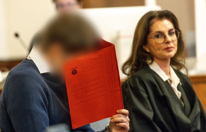 Zu Prozessbeginn im Landgericht Dortmund sitzt der Angeklagte neben seiner Verteidigerin  Ina Klimke im Gerichtssaal.<span class='image-autor'>Foto: Dieter Menne/dpa</span>