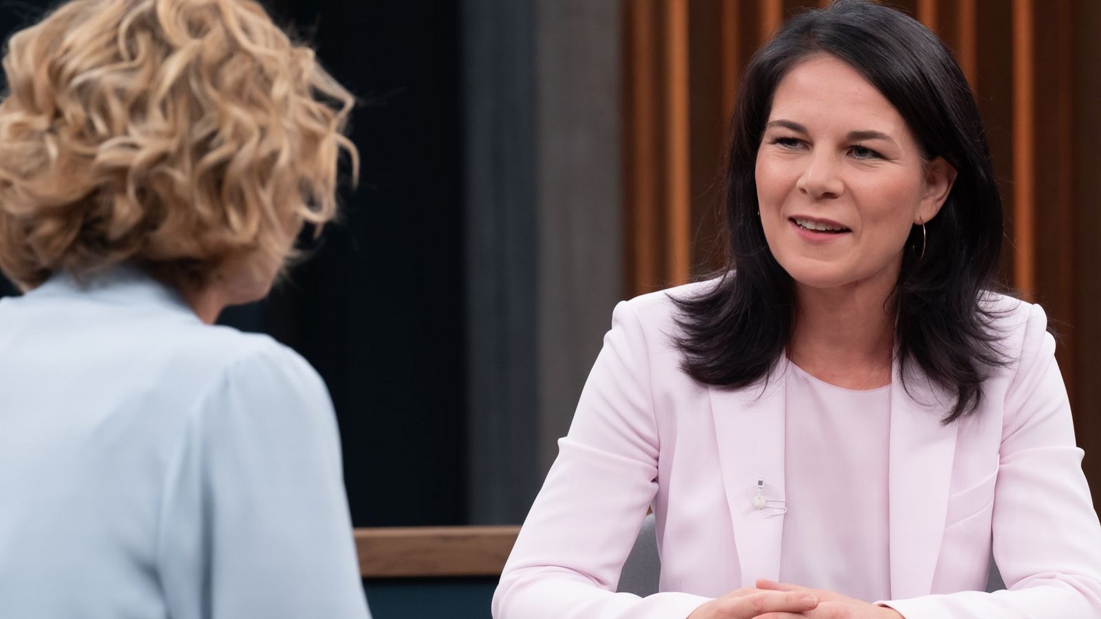 Caren Miosga und Annalena Baerbock (Bündnis 90/ Die Grünen).Foto: NDR/Thomas Ernst/ThomasErnst