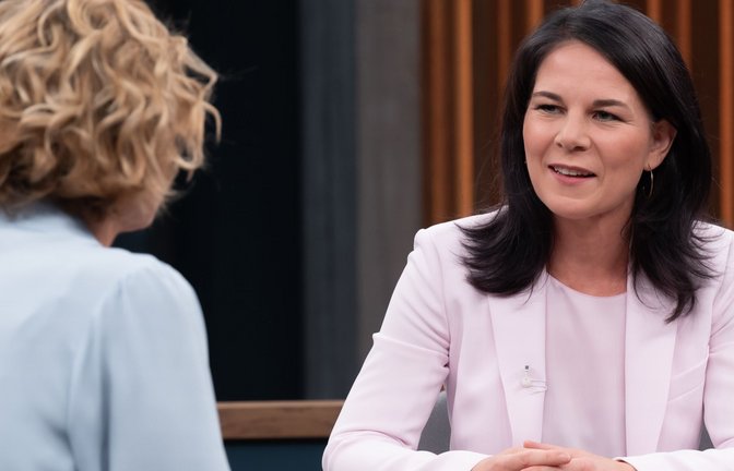 Caren Miosga und Annalena Baerbock (Bündnis 90/ Die Grünen).<span class='image-autor'>Foto: NDR/Thomas Ernst/ThomasErnst</span>