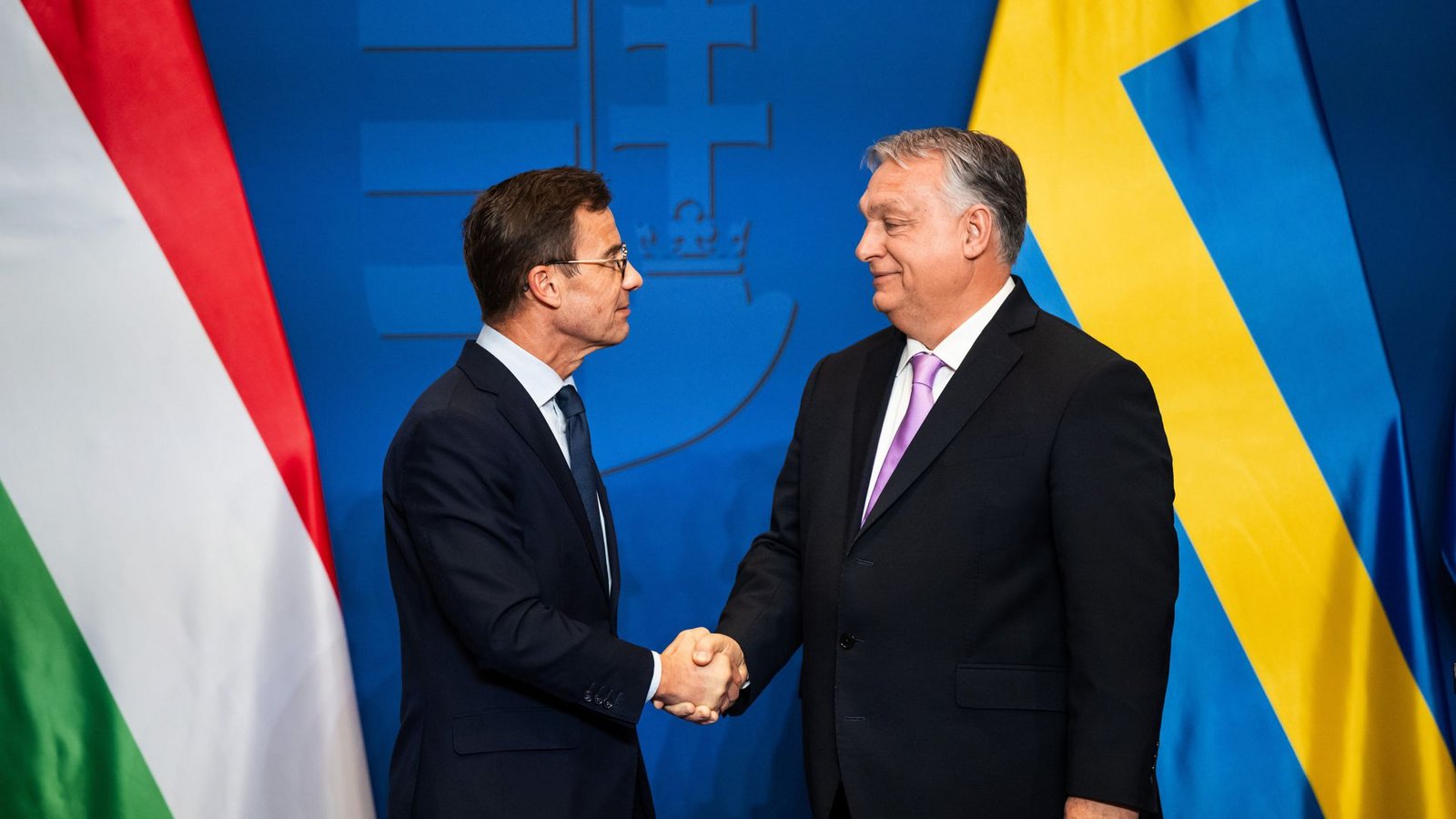 Nach der Vereinbarung des Rüstungsdeals: der schwedische Ministerpräsident Ulf Kristersson (li.) mit dem ungarischen Ministerpräsidenten Viktor OrbanFoto: dpa/Marton Monus