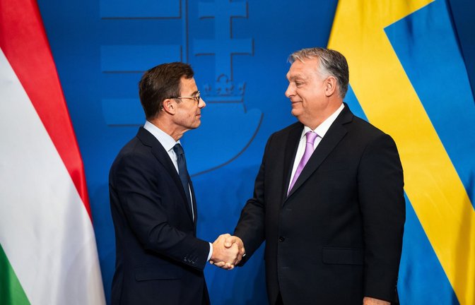 Nach der Vereinbarung des Rüstungsdeals: der schwedische Ministerpräsident Ulf Kristersson (li.) mit dem ungarischen Ministerpräsidenten Viktor Orban<span class='image-autor'>Foto: dpa/Marton Monus</span>
