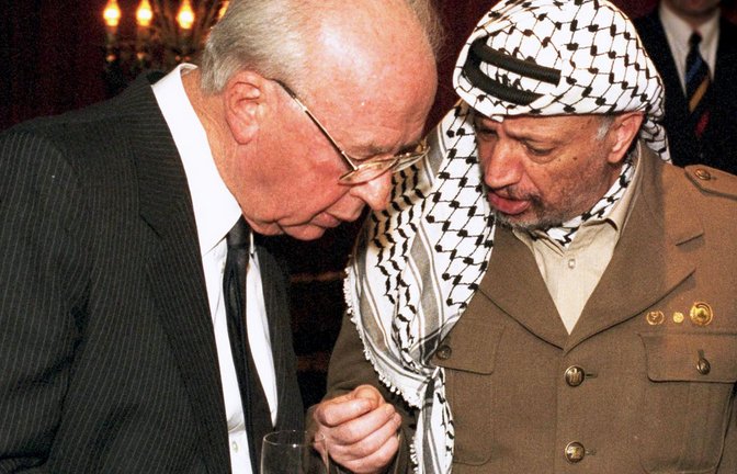 Trieben die Idee der Zwei-Staaten-Lösung voran: Itzchak Rabin (links) und Jassir Arafat 1994 in Oslo.<span class='image-autor'>Foto: IMAGO/Capital Pictures</span>