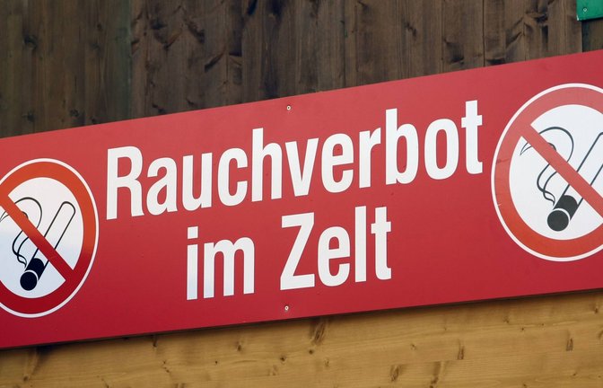 Ein Rauchverbot im Zelt ist im neuen Gesetz nicht vorgesehen. Das soll dem Betreiber selbst überlassen bleiben – per Hausrecht.<span class='image-autor'>Foto: imago stock&people</span>