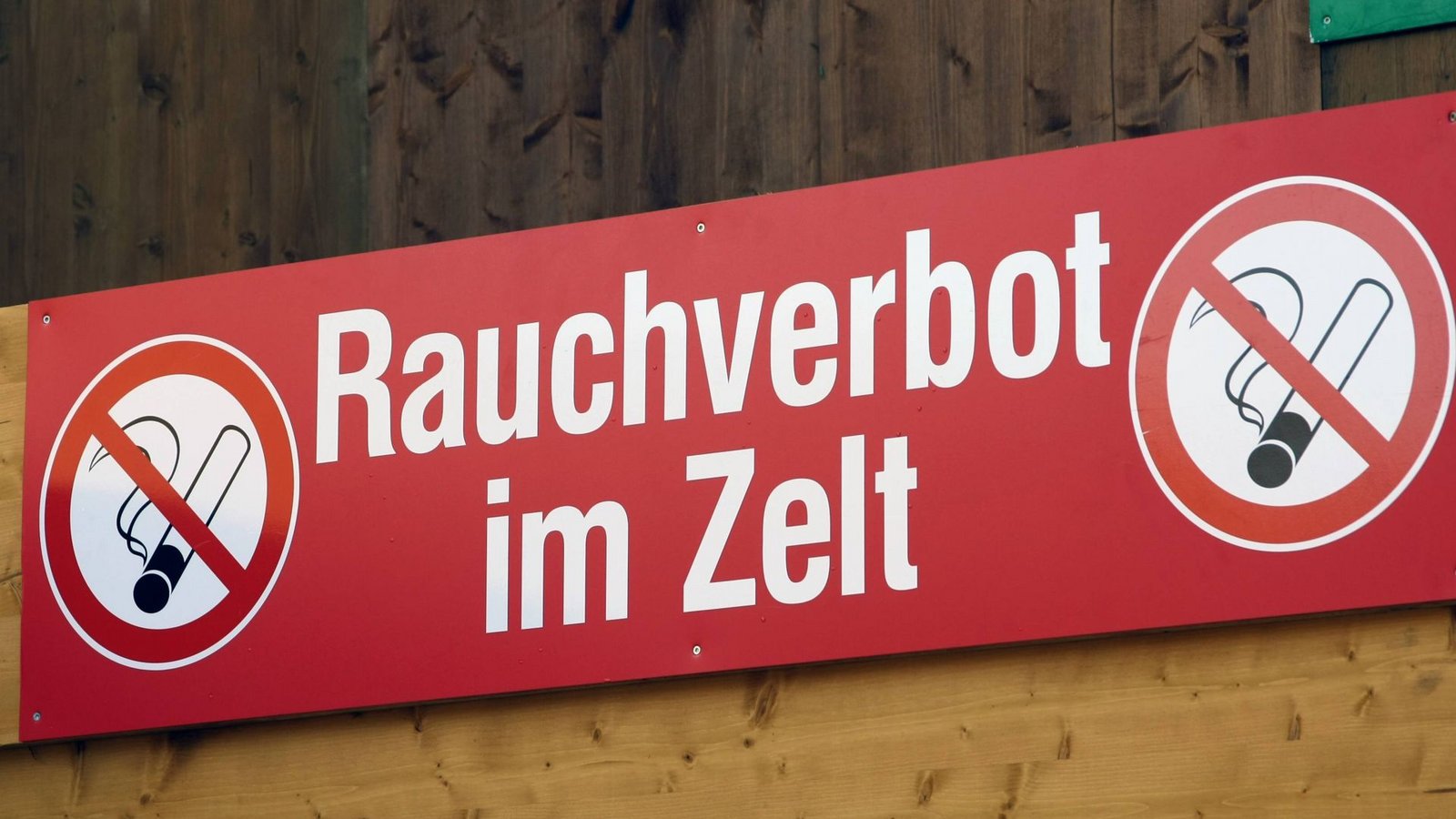 Ein Rauchverbot im Zelt ist im neuen Gesetz nicht vorgesehen. Das soll dem Betreiber selbst überlassen bleiben – per Hausrecht.Foto: imago stock&people Ein Rauchverbot im Zelt ist im neuen Gesetz nicht vorgesehen. Das soll dem Betreiber selbst überlassen bleiben – per Hausrecht.Foto: imago stock&people