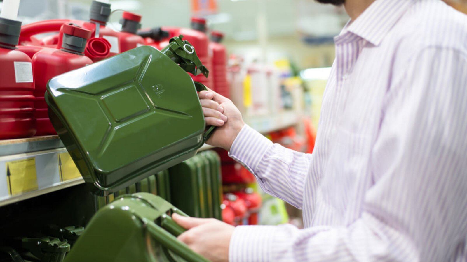 Erfahren Sie, wie viel Benzin Sie sicher und gesetzeskonform lagern dürfen, und worauf Sie bei der Lagerung und dem Transport achten müssen, um Risiken zu vermeiden.Foto: GLRL / Shutterstock.com Erfahren Sie, wie viel Benzin Sie sicher und gesetzeskonform lagern dürfen, und worauf Sie bei der Lagerung und dem Transport achten müssen, um Risiken zu vermeiden.Foto: GLRL / Shutterstock.com