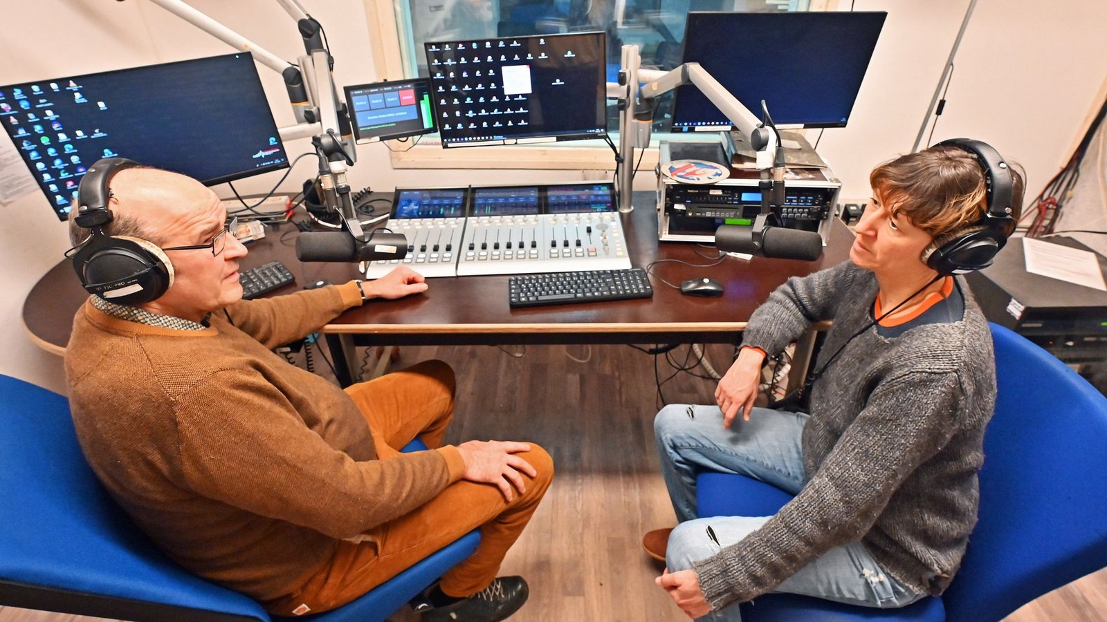 Henning Lösch bespricht mit der Musikredakteurin Eva Gutensohn das Programm seiner nächsten Sendung „Laut und deutlich“.Foto: Michael Bamberger