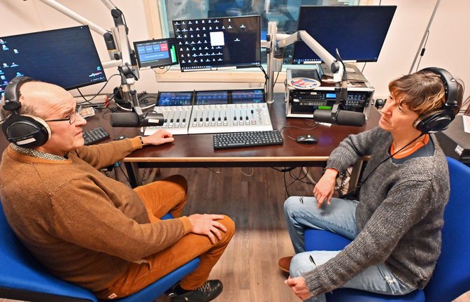 Henning Lösch bespricht mit der Musikredakteurin Eva Gutensohn das Programm seiner nächsten Sendung „Laut und deutlich“.<span class='image-autor'>Foto: Michael Bamberger</span>