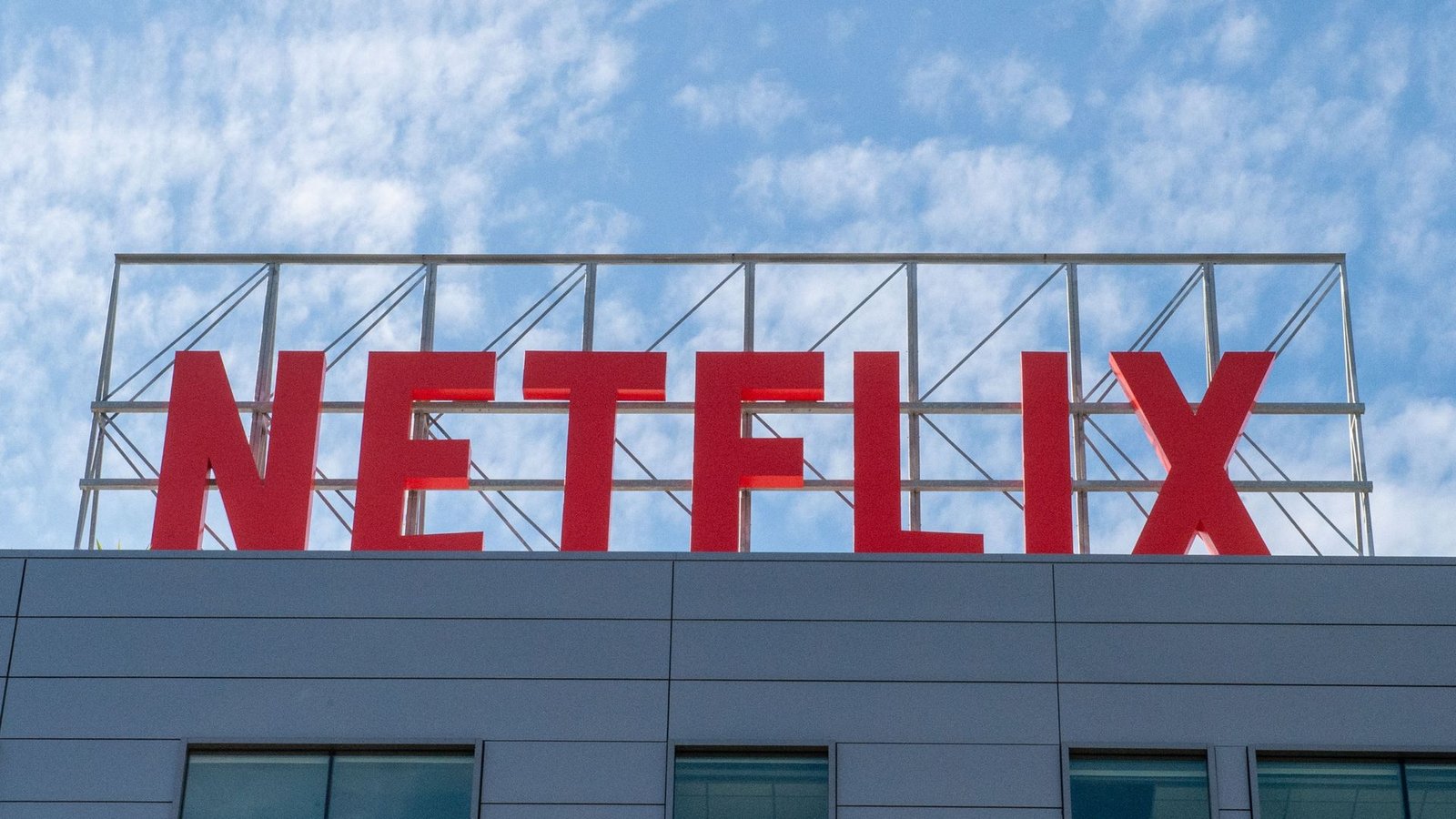 Netflix wird teurer - auch in Deutschland.Foto: Andrej Sokolow/dpa