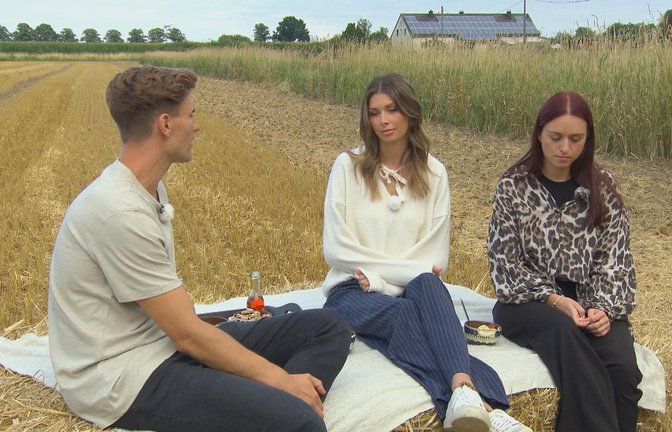 Friedrich hat eine Entscheidung getroffen und sagt Selina (Mitte) und Laura, welche Frau auf dem Hof bleiben darf.<span class='image-autor'>Foto: RTL</span>