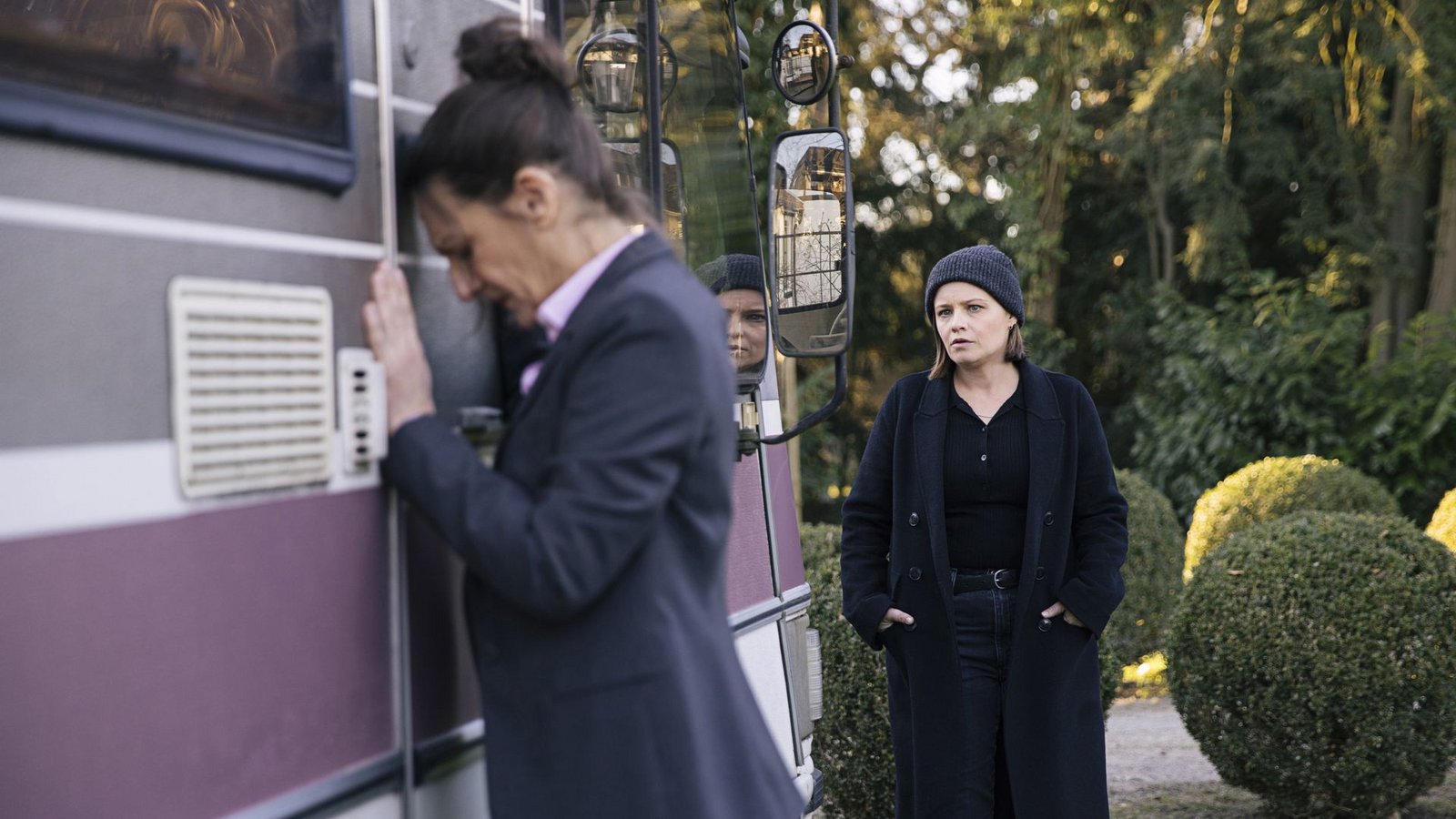 Die Mutter möchte gern in das Wohnmobil – aber warum?Foto: Radio Bremen/Magdalena Stengel