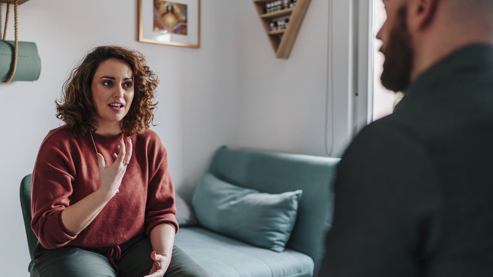 Einen Psychotherapieplatz zu finden, ist derzeit schon nicht einfach. Durch die geplanten Kürzungen der Honorare von Psychotherapeuten könnte sich die Situation für Patienten dramatisch verschlechtern.Foto: IMAGO/Westend61