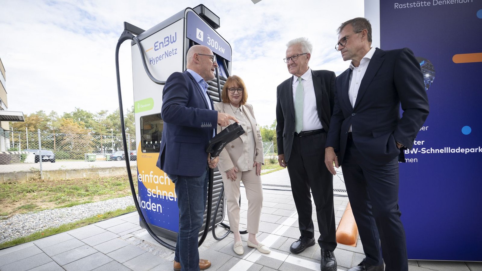Minister Hermann, Colette Rückert-Hennen (EnBW), Ministerpräsident Kretschmann und Andreas Schell (EnBW/v. l.) bei der FeierstundeFoto: Lichtgut/Julian Rettig Minister Hermann, Colette Rückert-Hennen (EnBW), Ministerpräsident Kretschmann und Andreas Schell (EnBW/v. l.) bei der FeierstundeFoto: Lichtgut/Julian Rettig