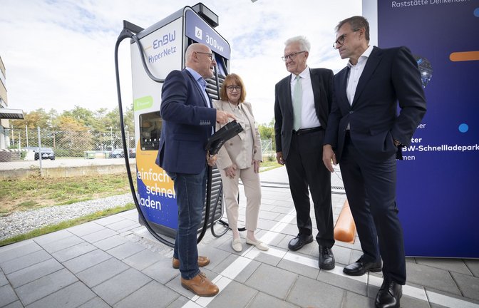 Minister  Hermann, Colette Rückert-Hennen (EnBW), Ministerpräsident  Kretschmann und Andreas Schell (EnBW/v. l.) bei der Feierstunde<span class='image-autor'>Foto: Lichtgut/Julian Rettig</span>