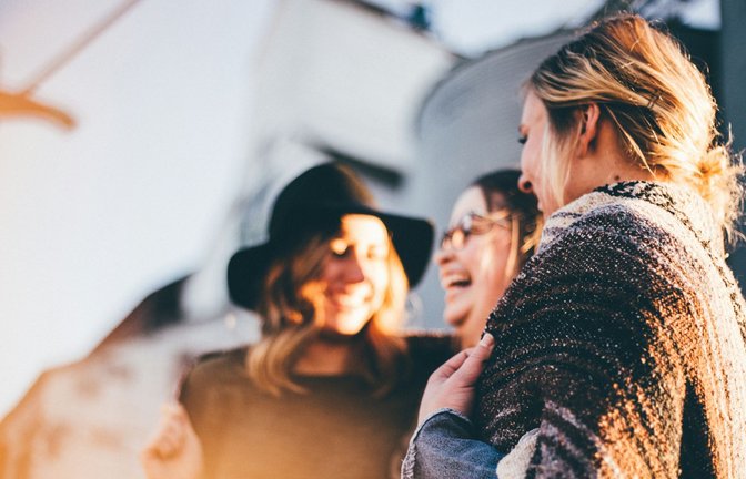 Die Angst, jemanden vor den Kopf zu stoßen und daraufhin abgelehnt zu werden, sitzt tief, das spielt auch in Freundschaften eine Rolle.<span class='image-autor'>Foto: Unsplash/Priscilla du Preez</span>